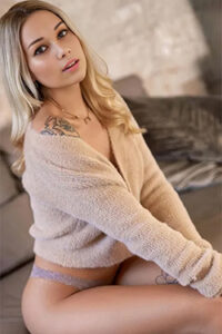 Eva Escort Service Berlin doświadczona szczupła uwodzicielka na zmysłowe chwile pełne czułych pocałunków w prywatnym mieszkaniu