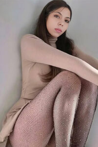 Marisa Escort Berlin zmysłowa smukła piękność uwodzi podczas sekretnego flirtu z delikatnym erotyzmem stóp